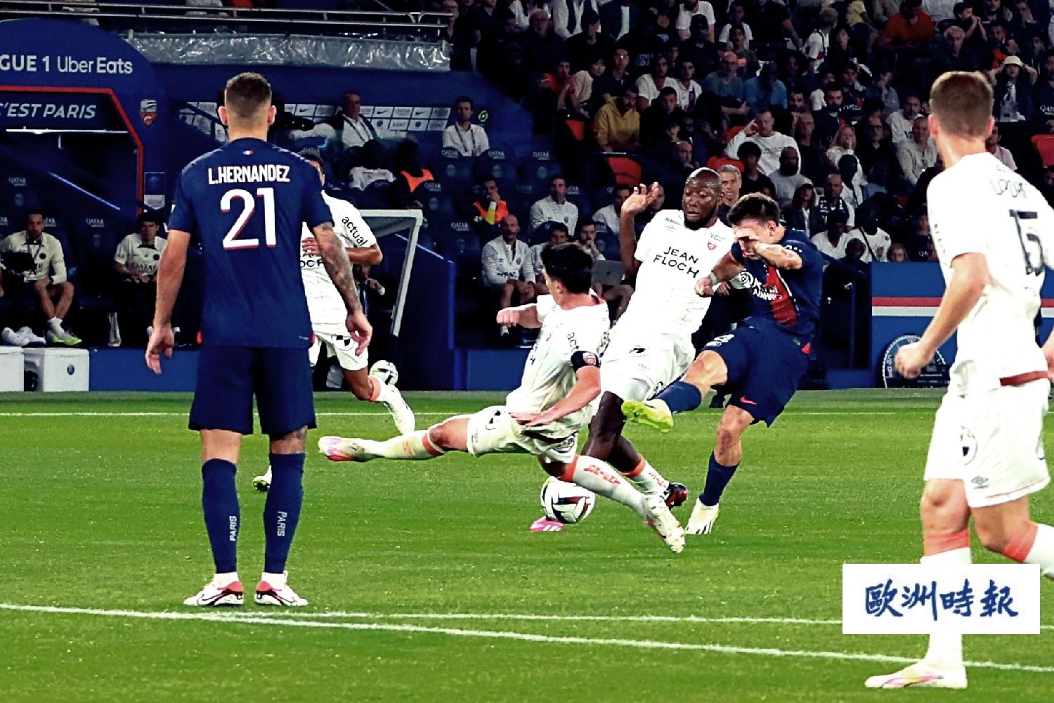 里昂主场击败对手,继续在法国联赛争冠路上前行 里昂主场击败对手,继续在法国联赛争冠路上前行