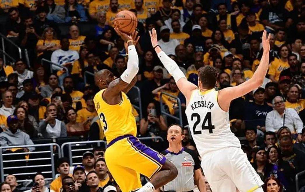 湖人主场击败爵士,继续领跑西部 湖人主场击败爵士,继续领跑西部