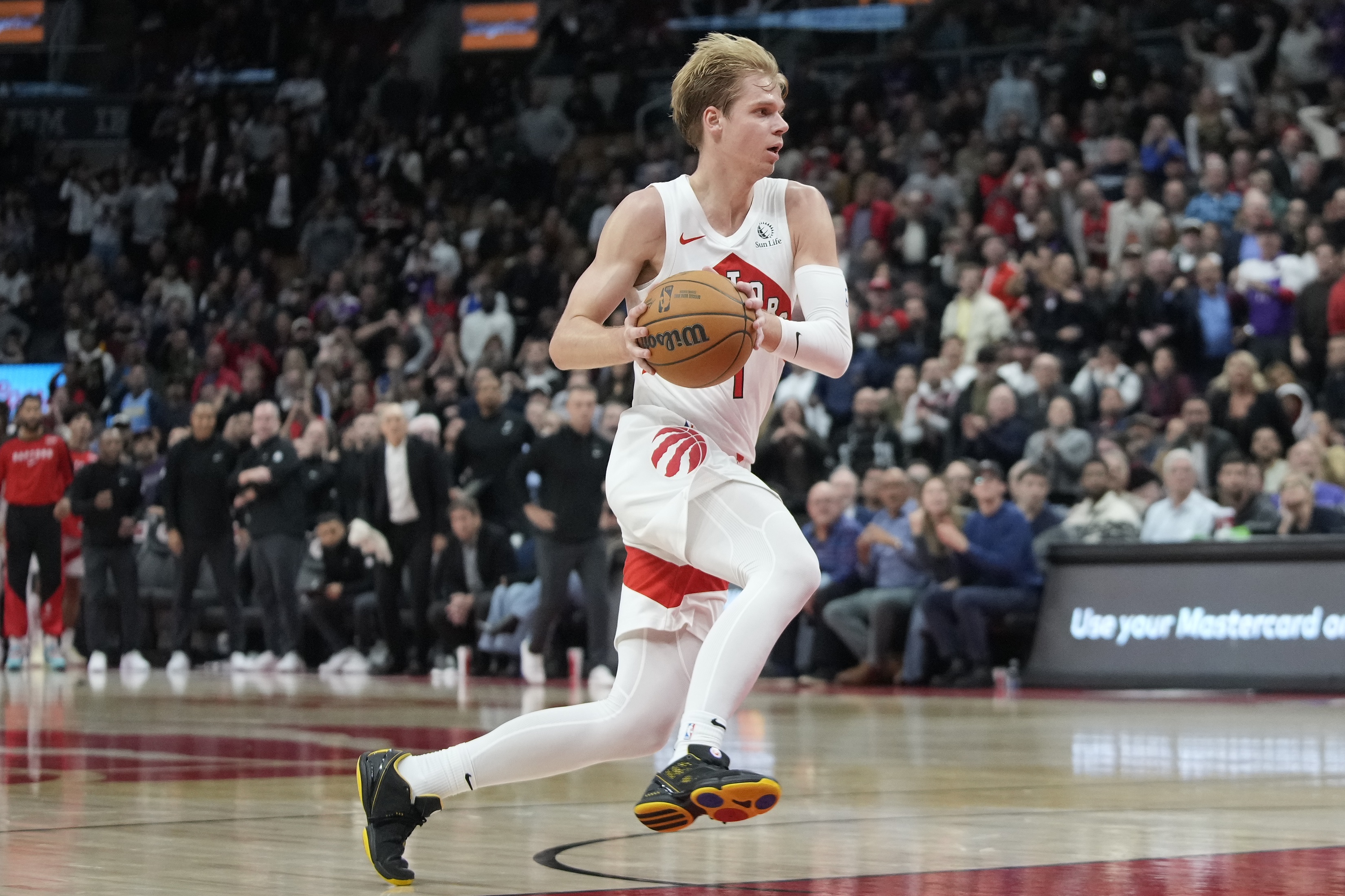 猛龙大胜骑士,继续保持东部榜首位置 猛龙大胜骑士,继续保持东部榜首位置