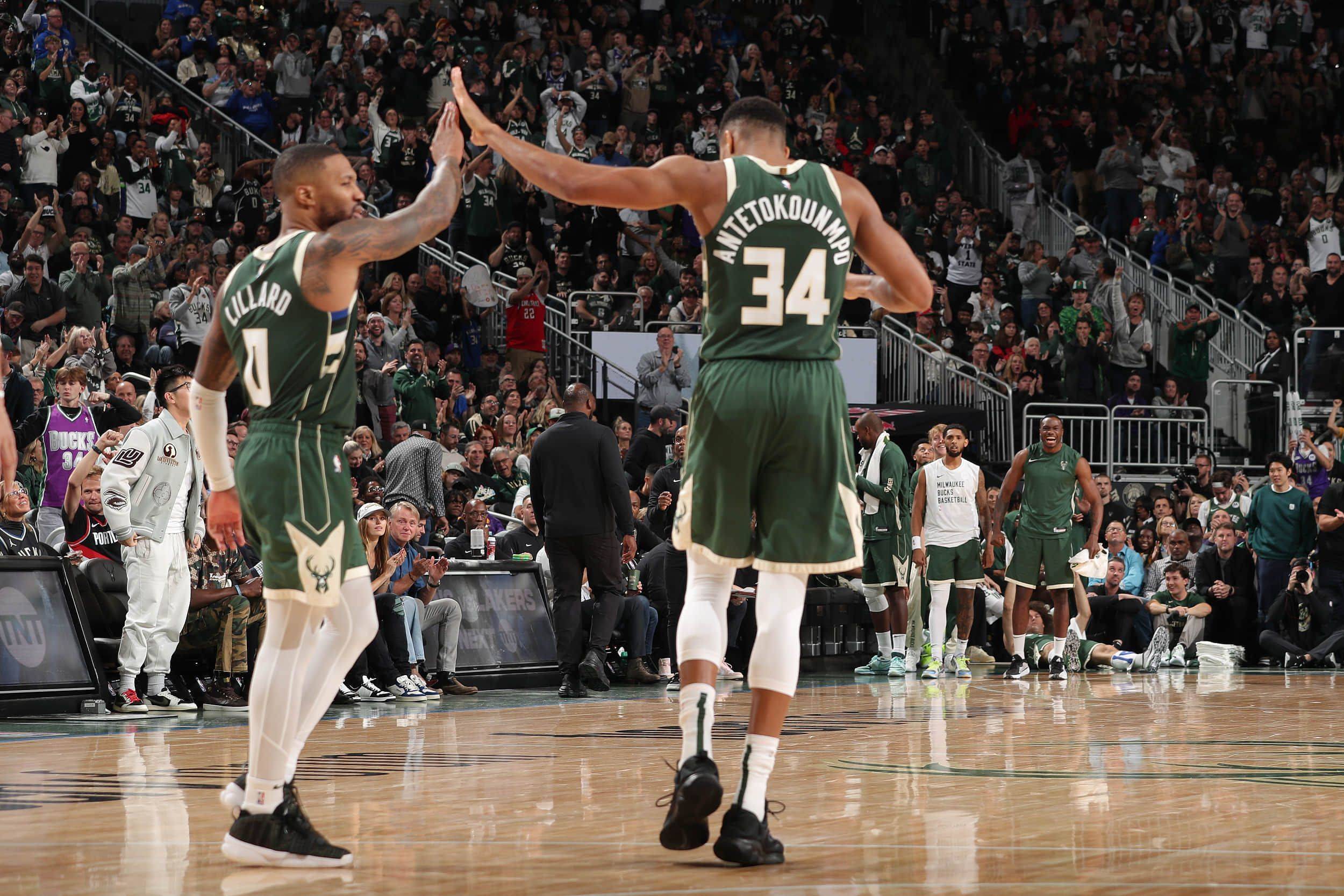 雄鹿内线强势,字母哥单节砍下20分引领球队逆转 雄鹿内线强势,字母哥单节砍下20分引领球队逆转