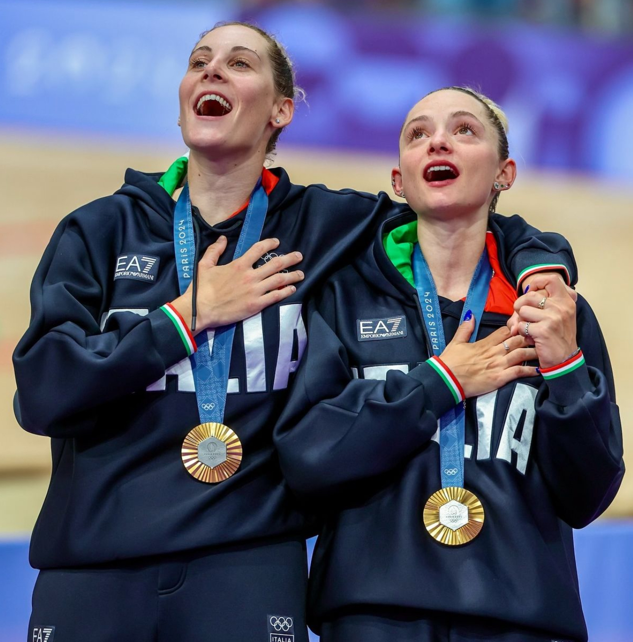 德信app-罗马尼亚女足球员庆祝进球,团结一致