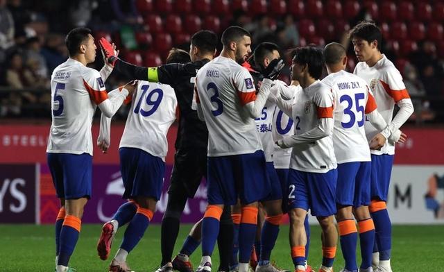 比赛暂停,球场纷纷传出各种传闻 比赛暂停,球场纷纷传出各种传闻