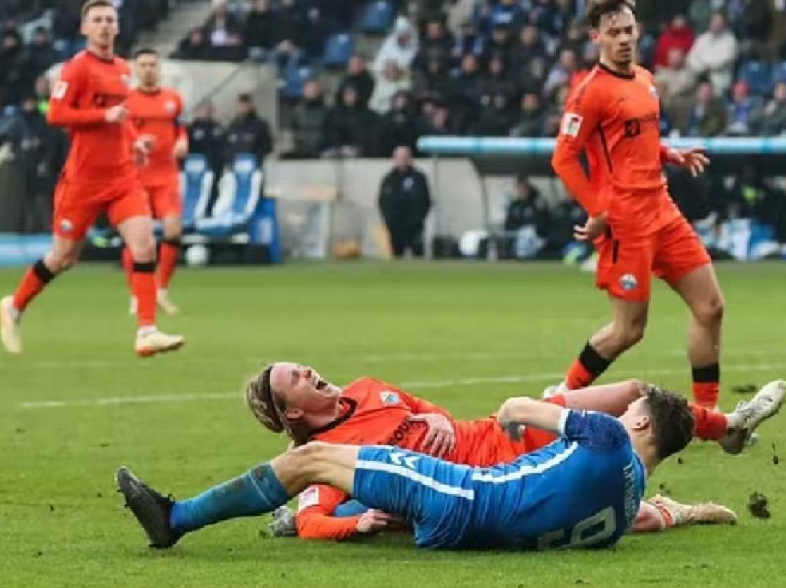 比赛场面火爆异常,球员拼尽全力 比赛场面火爆异常,球员拼尽全力