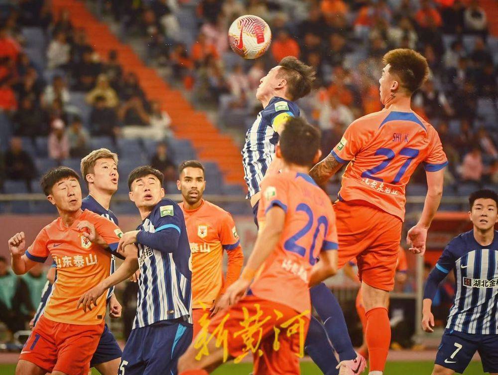 德信体育-中超赛场实况报道:联赛进入关键时期,球队欲冲击前四