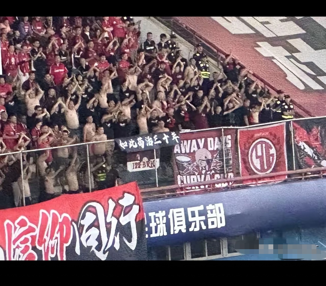 足球盛事成为社交热点,球迷互动频繁 足球盛事成为社交热点,球迷互动频繁