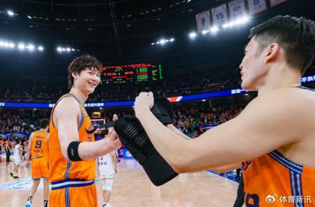 顶尖球队在比赛中展现团队默契 顶尖球队在比赛中展现团队默契