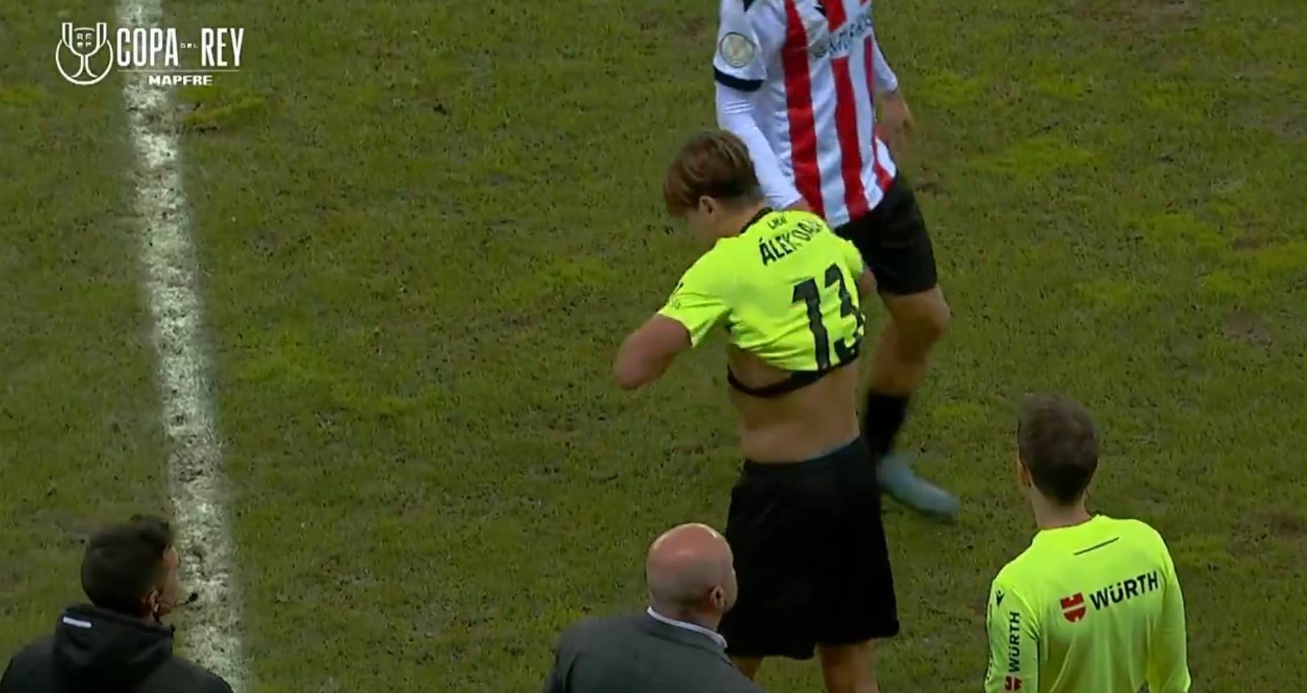 鲁伊斯精彩扑救,比利亚雷亚尔胜出 鲁伊斯精彩扑救,比利亚雷亚尔胜出