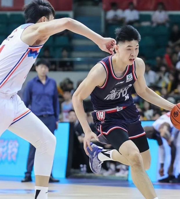 德信app-魔术后场新秀崭露头角,全方位发挥助球队取胜