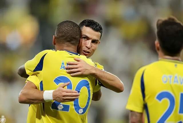 魔术后场新秀崭露头角,全方位发挥助球队取胜 魔术后场新秀崭露头角,全方位发挥助球队取胜