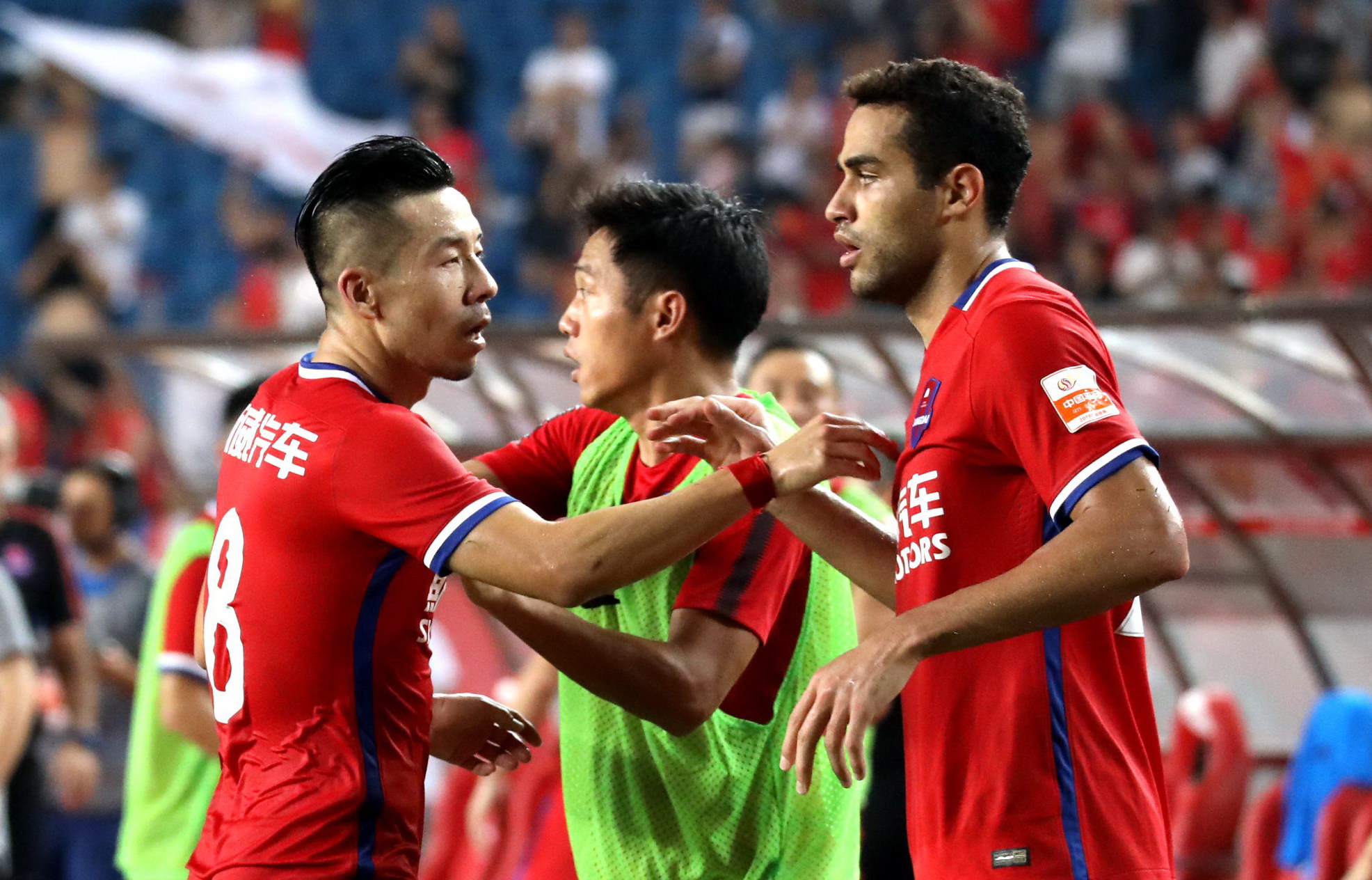 上港客场击败重庆,全力冲击领头羊 上港客场击败重庆,全力冲击领头羊