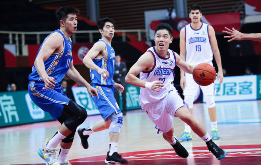 德信app下载-经验丰富的主教练调度球队,战术精准无比