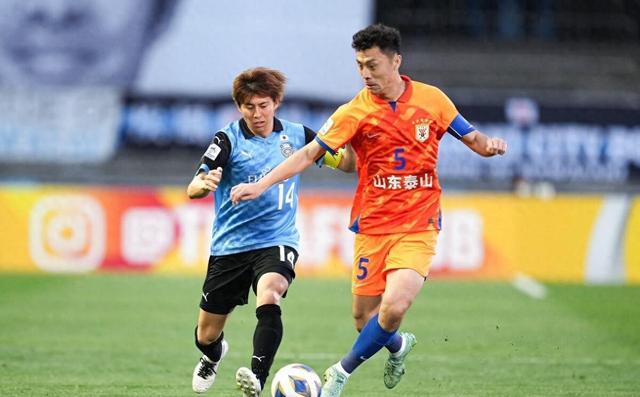 经验丰富的主教练调度球队,战术精准无比 经验丰富的主教练调度球队,战术精准无比