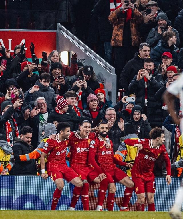 德信体育-足球赛场战火再燃,各队球员拼尽全力