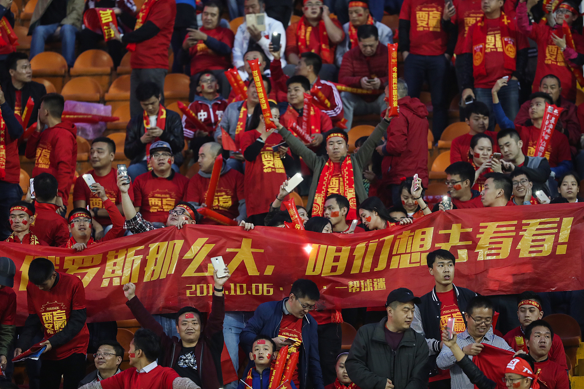 德信体育app下载-惊险战胜对手,球队庆祝胜利