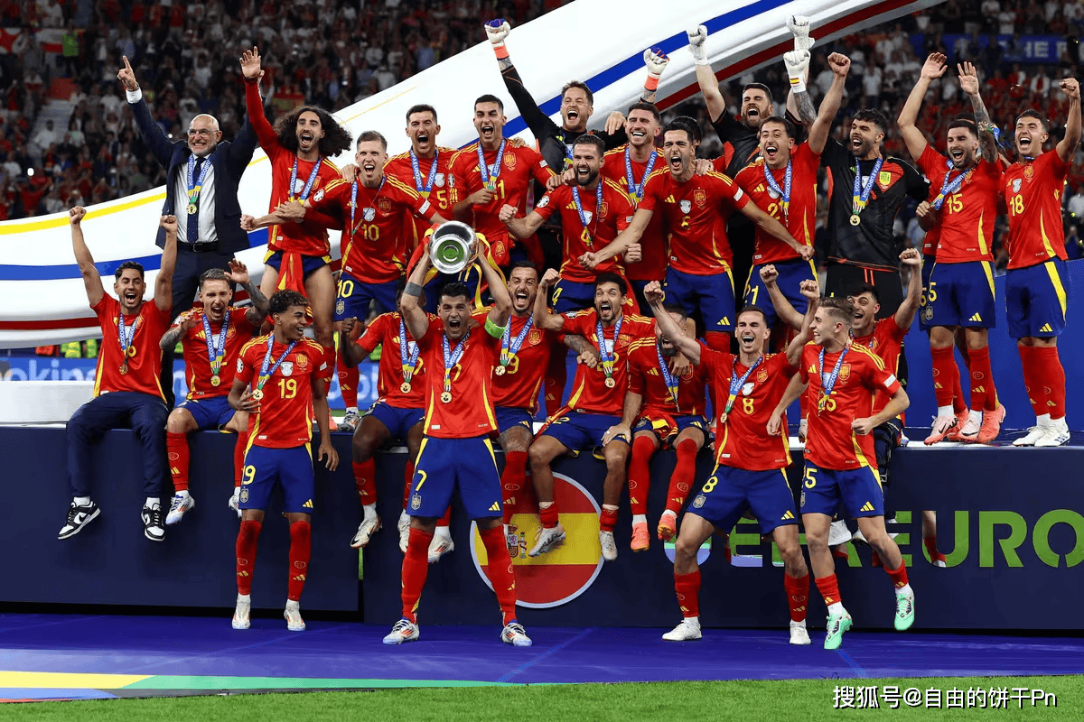 奥地利队捧杯,以胜利庆祝欧洲杯晋级 奥地利队捧杯,以胜利庆祝欧洲杯晋级