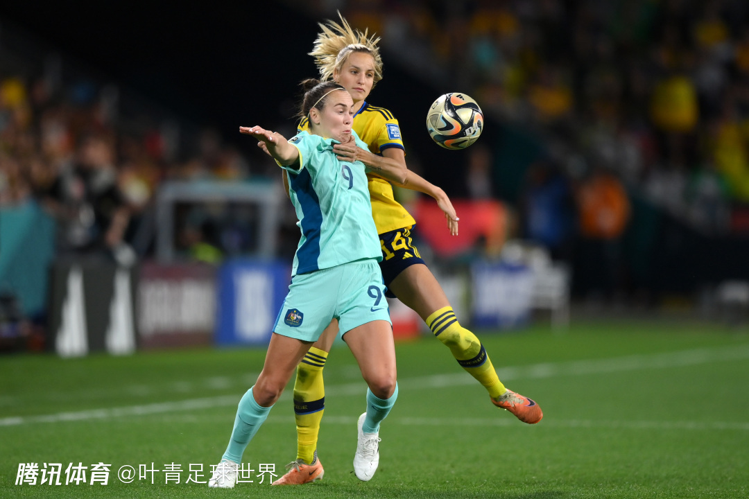 德信app下载-体育竞技场中,女足选手敢于拼搏!