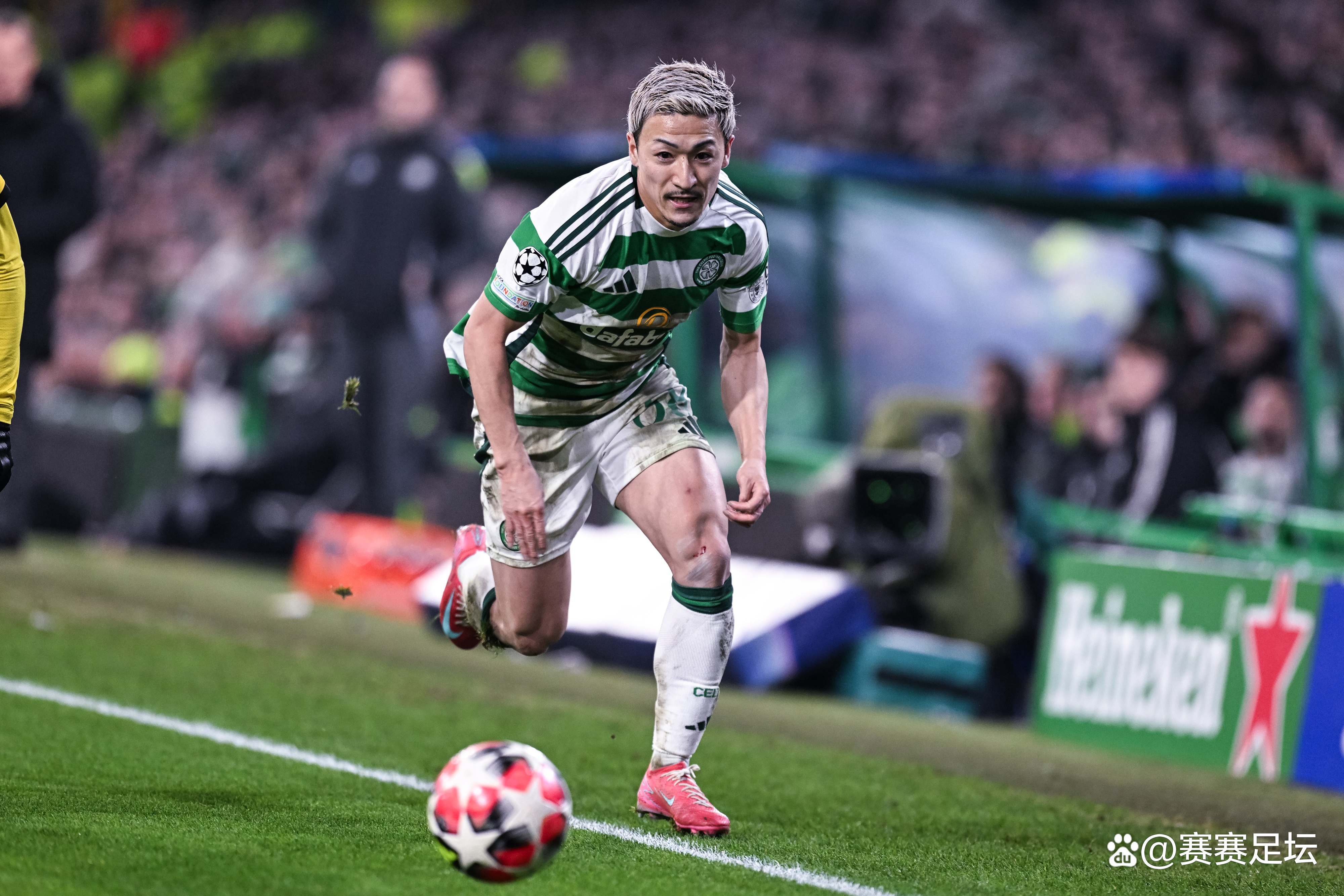 拜仁慕尼黑全胜晋级,继续追逐头名 拜仁慕尼黑全胜晋级,继续追逐头名