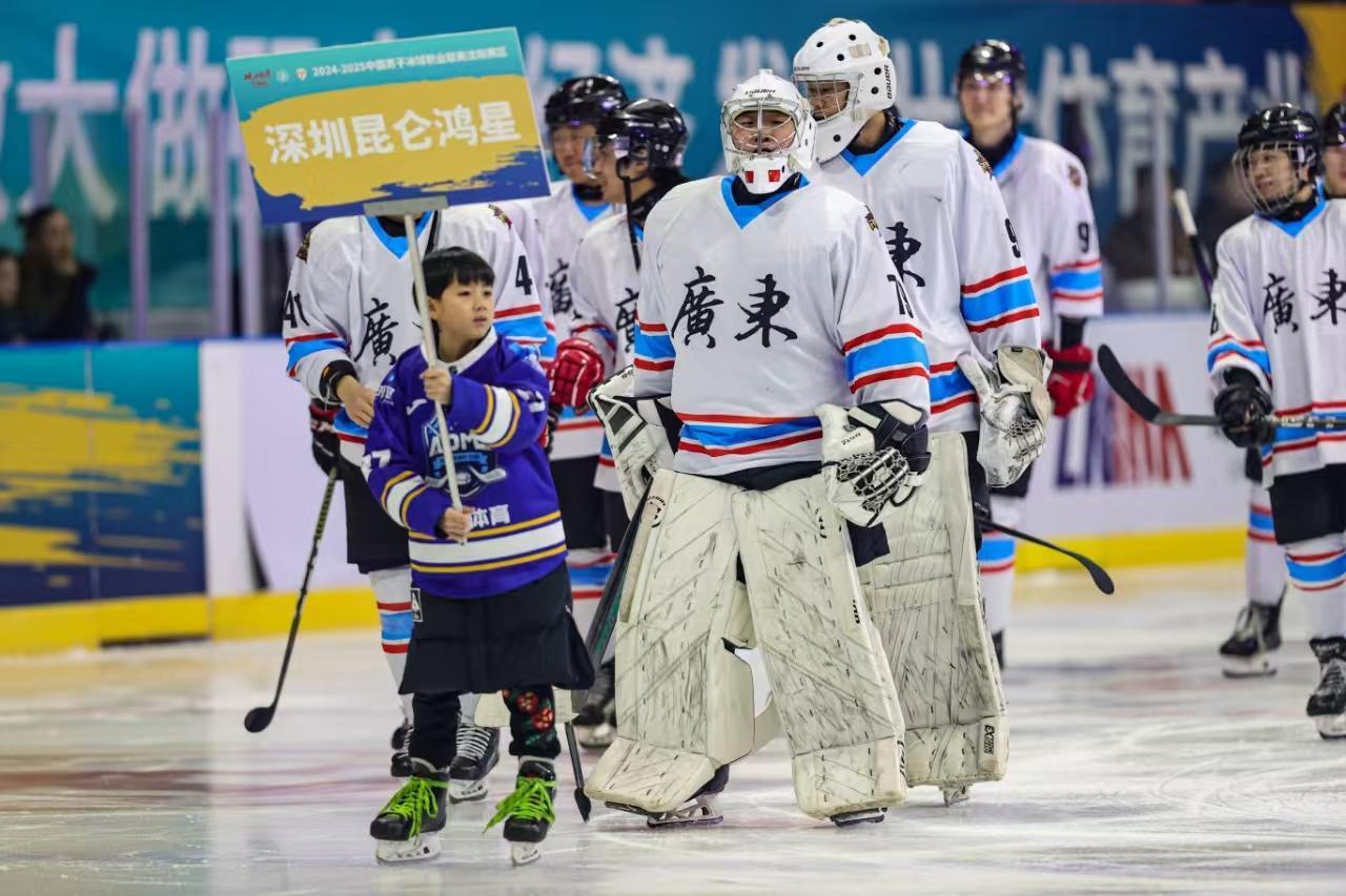 德信体育-冰岛队员顽强拼搏,成功晋级