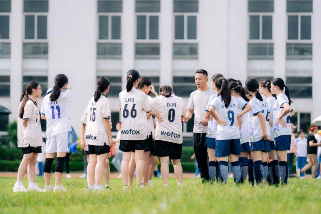 绿茵场上球员的顶尖表现让人目不转睛 绿茵场上球员的顶尖表现让人目不转睛