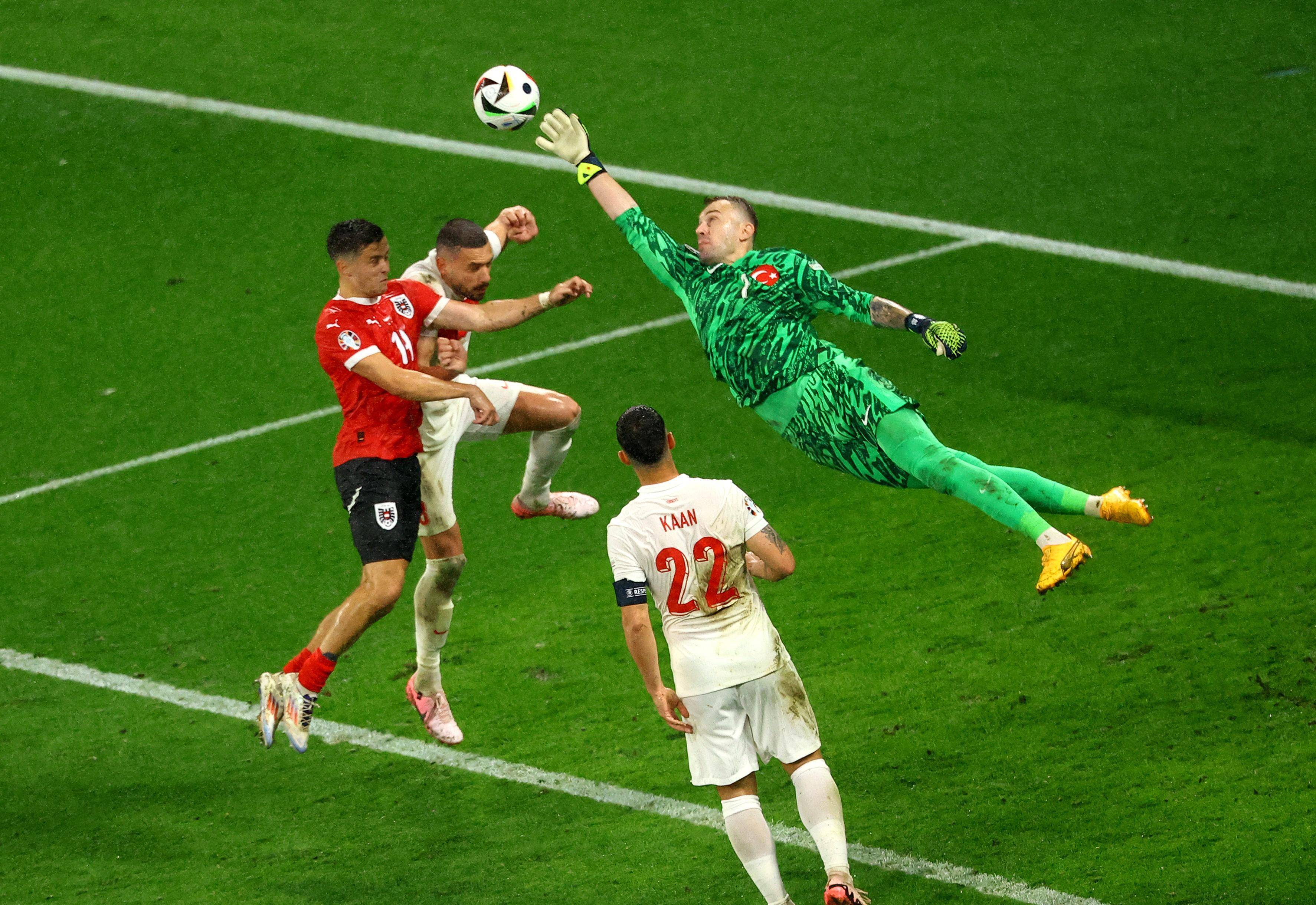 德信官网下载-两支球队在火爆的足球赛场上展开激烈角逐