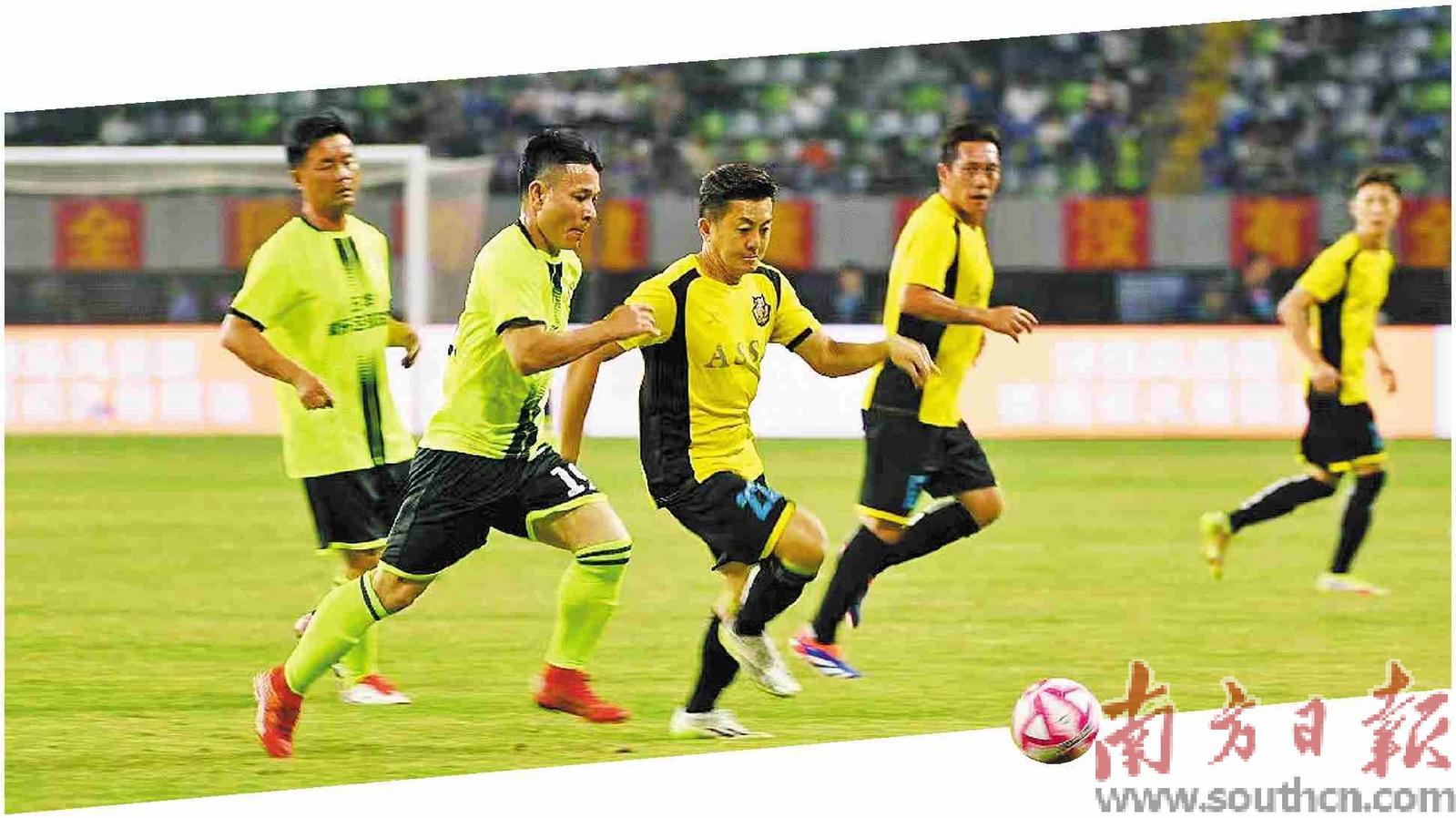 两支球队在火爆的足球赛场上展开激烈角逐 两支球队在火爆的足球赛场上展开激烈角逐