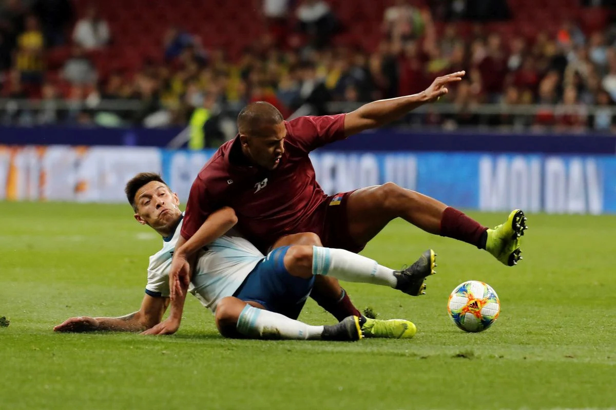 德信官网下载-前锋球员在比赛中展现出了不可阻挡的力量