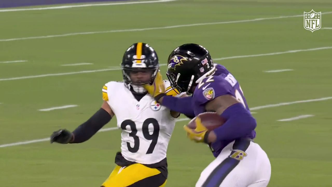 前锋球员在比赛中展现出了不可阻挡的力量 前锋球员在比赛中展现出了不可阻挡的力量