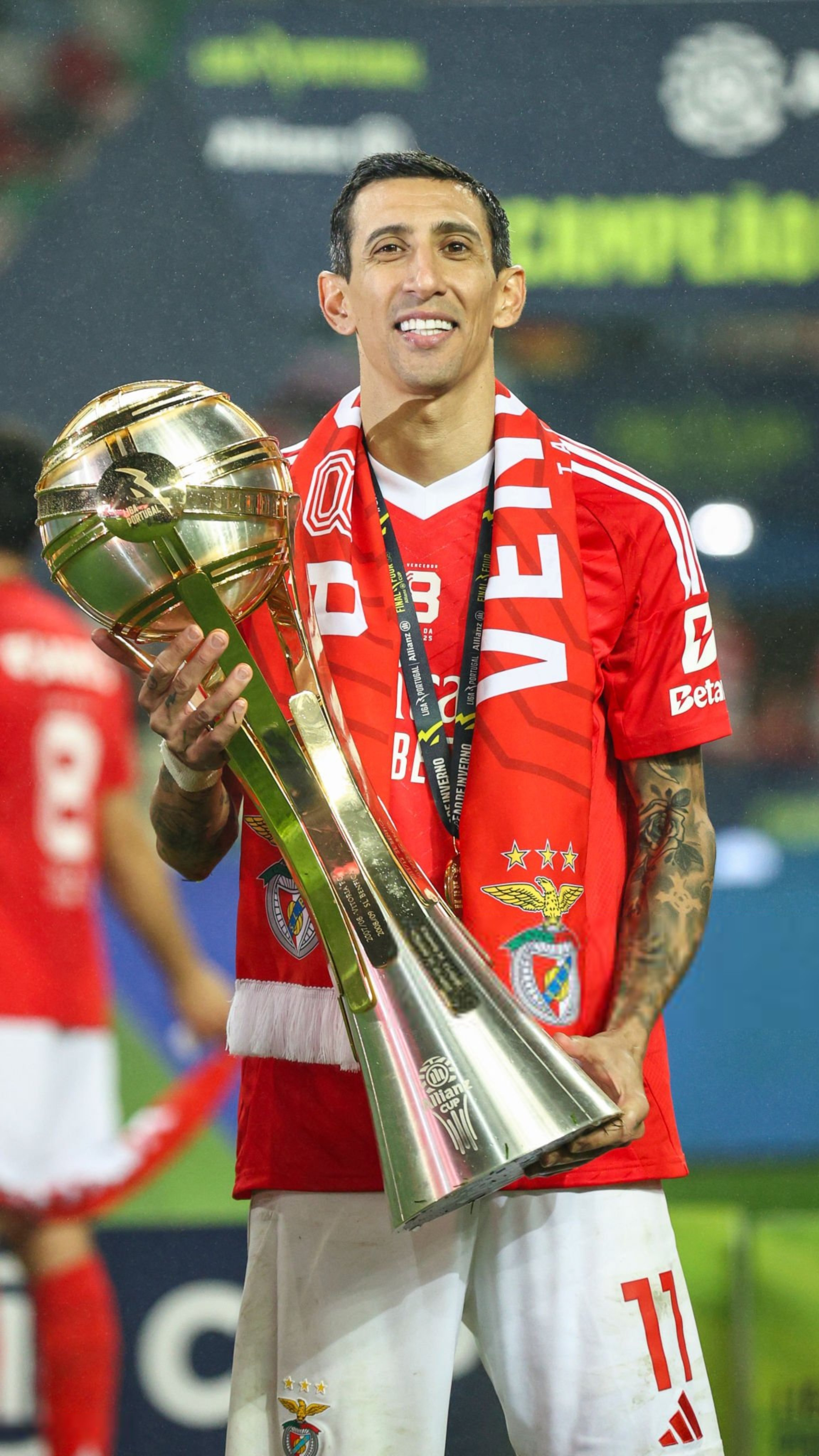 葡萄牙选手闪耀赛场,收获奖杯 葡萄牙选手闪耀赛场,收获奖杯