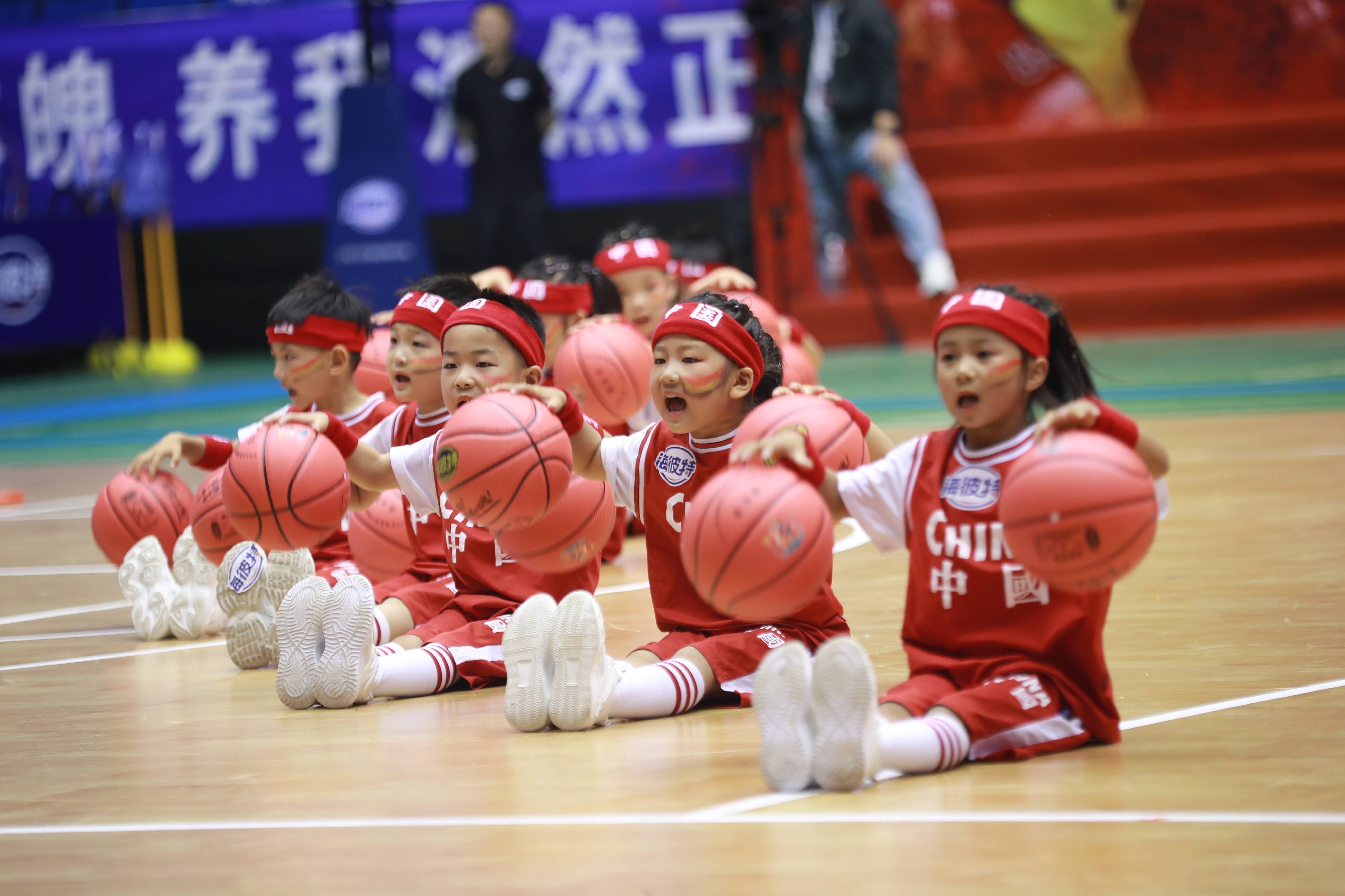 德信体育-篮球比赛现场座无虚席,观众激情洋溢,运动员斗志昂扬