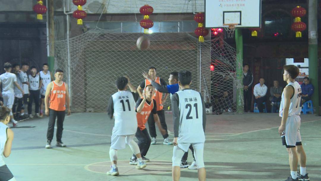 篮球比赛现场座无虚席,观众激情洋溢,运动员斗志昂扬 篮球比赛现场座无虚席,观众激情洋溢,运动员斗志昂扬