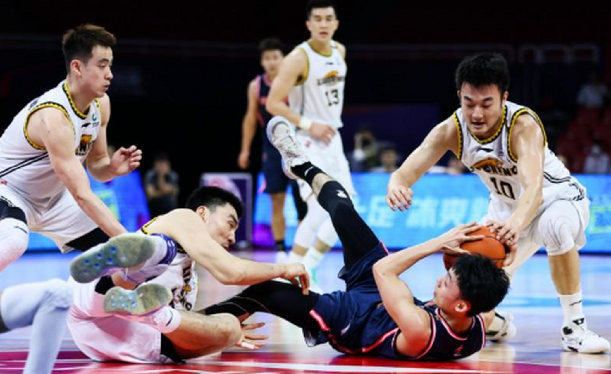 德信体育-超乎想象的比赛,双方队员在场上展现出激烈拼抢的态势