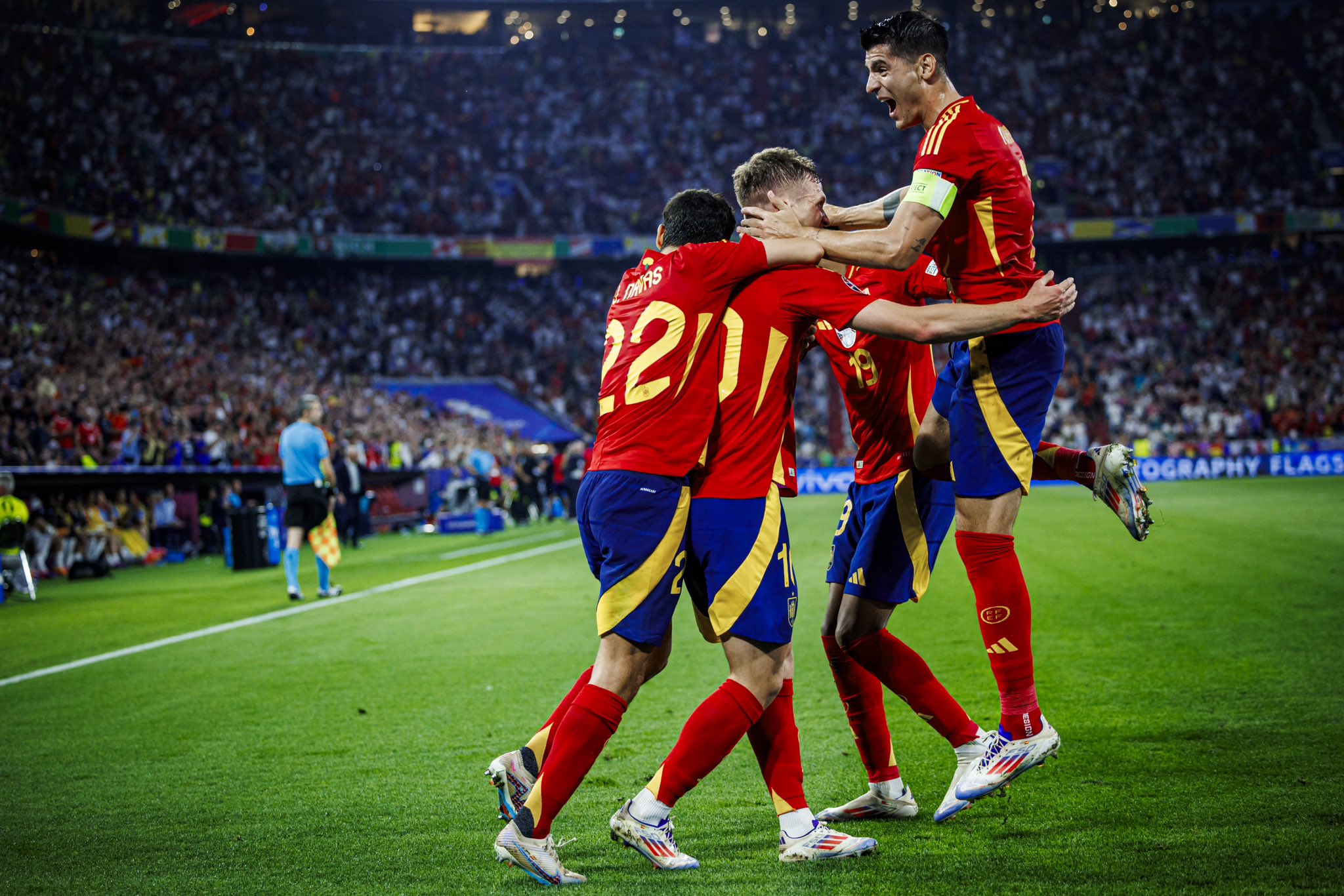 超乎想象的比赛,双方队员在场上展现出激烈拼抢的态势 超乎想象的比赛,双方队员在场上展现出激烈拼抢的态势