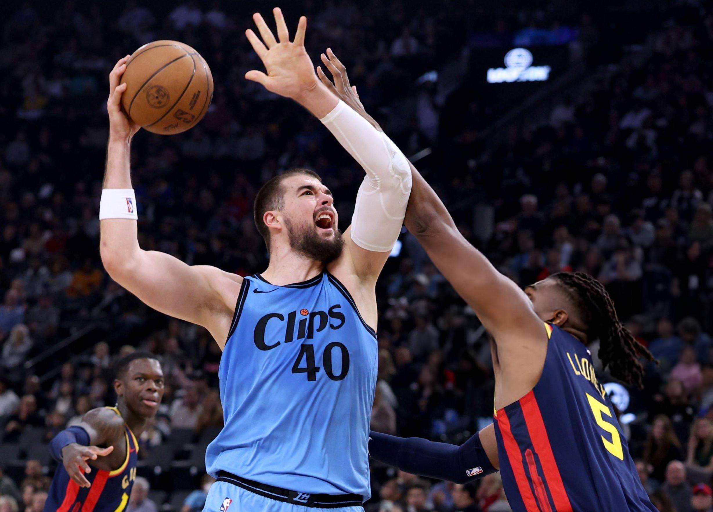 快船赛季首胜到手,球队士气大增 快船赛季首胜到手,球队士气大增