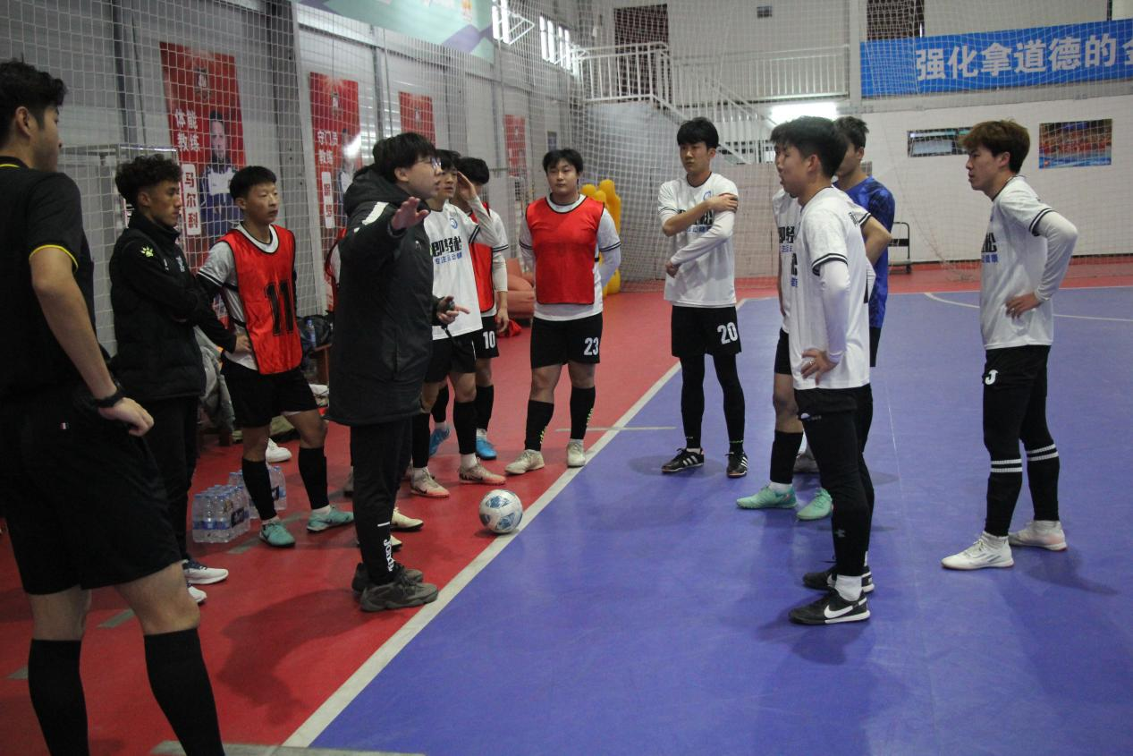 足球赛场上各队展现出色的技艺和体能 足球赛场上各队展现出色的技艺和体能