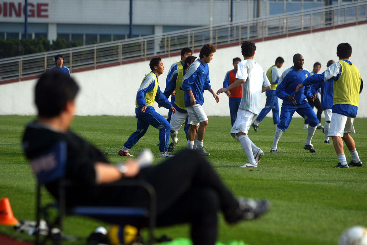 德信app-足球场上比赛激烈,球员们展现实力