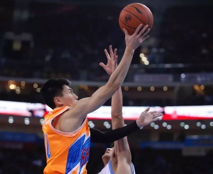 重庆篮球队惊险获胜暨赢得第一场