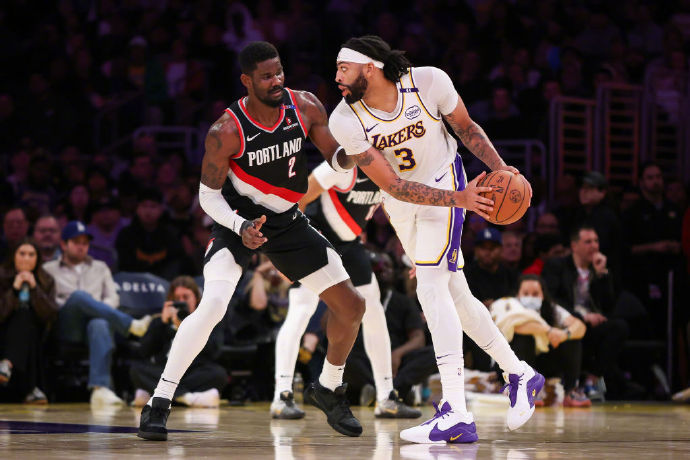 开拓者擒湖人,利拉德30分完胜詹姆斯 开拓者擒湖人,利拉德30分完胜詹姆斯