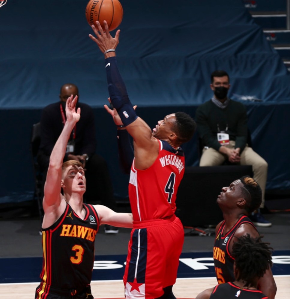 激战正酣,足球场上纷争不已 激战正酣,足球场上纷争不已