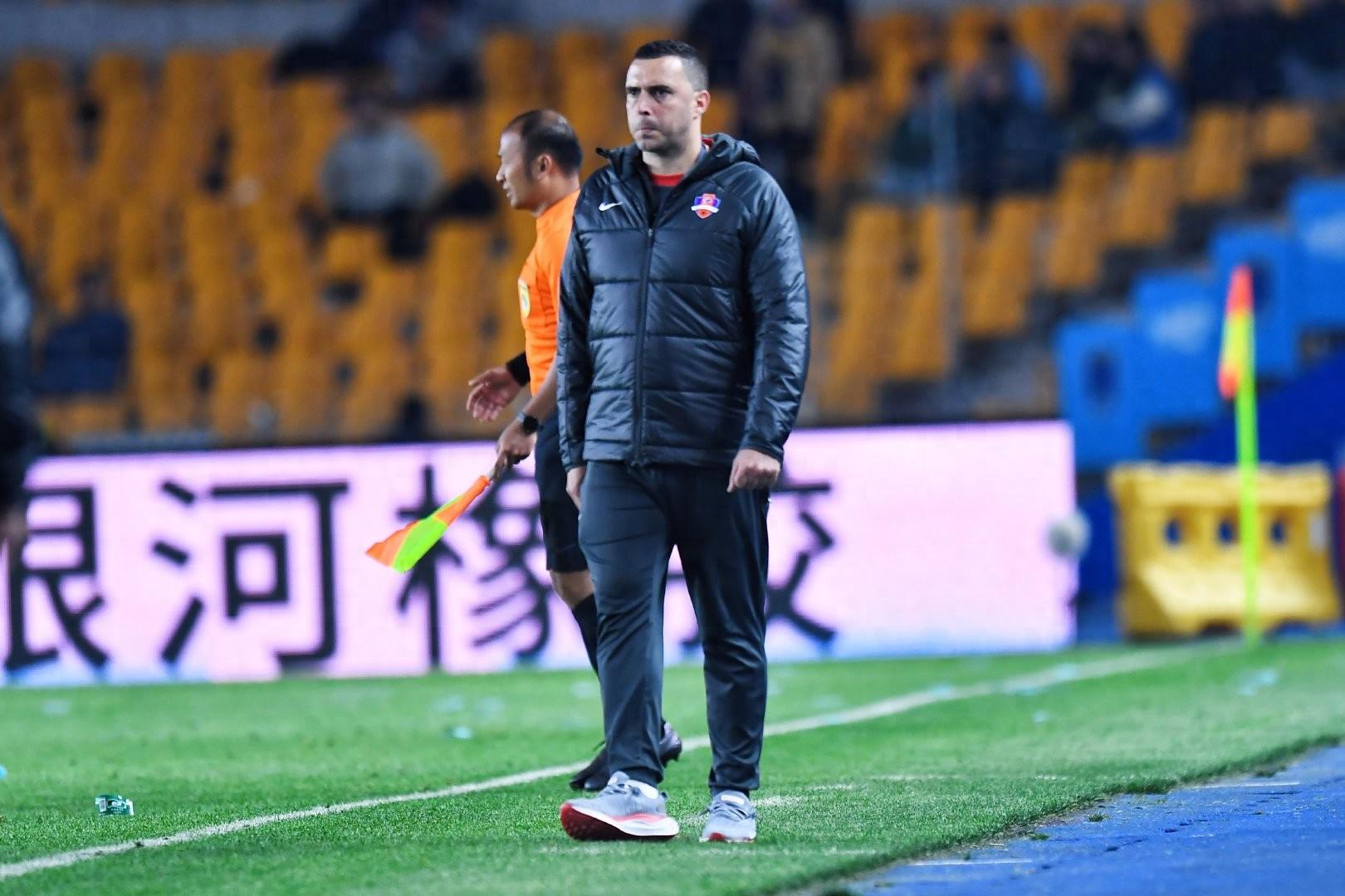 热那亚队客场输球,保级压力增大 热那亚队客场输球,保级压力增大