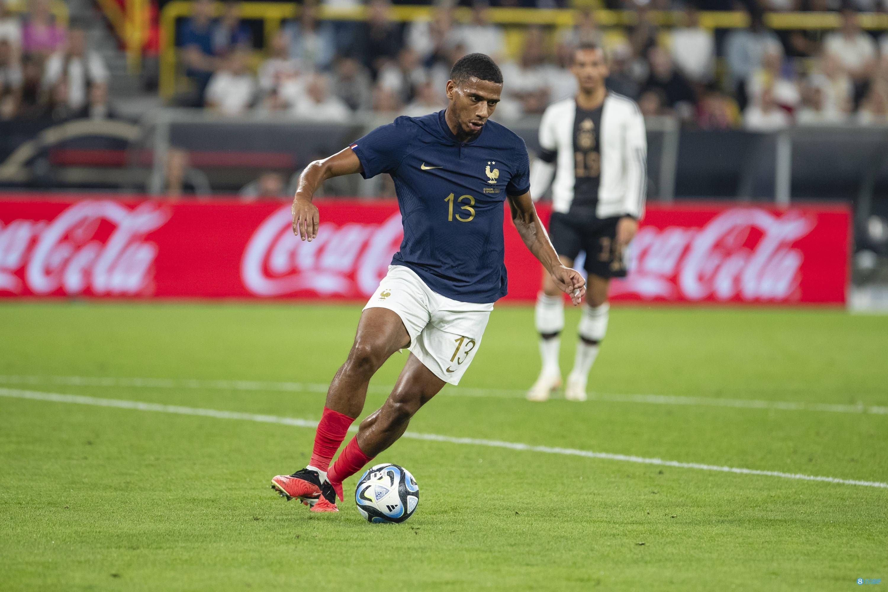 德信体育-足球场上挥洒激情,球员拼搏奋力