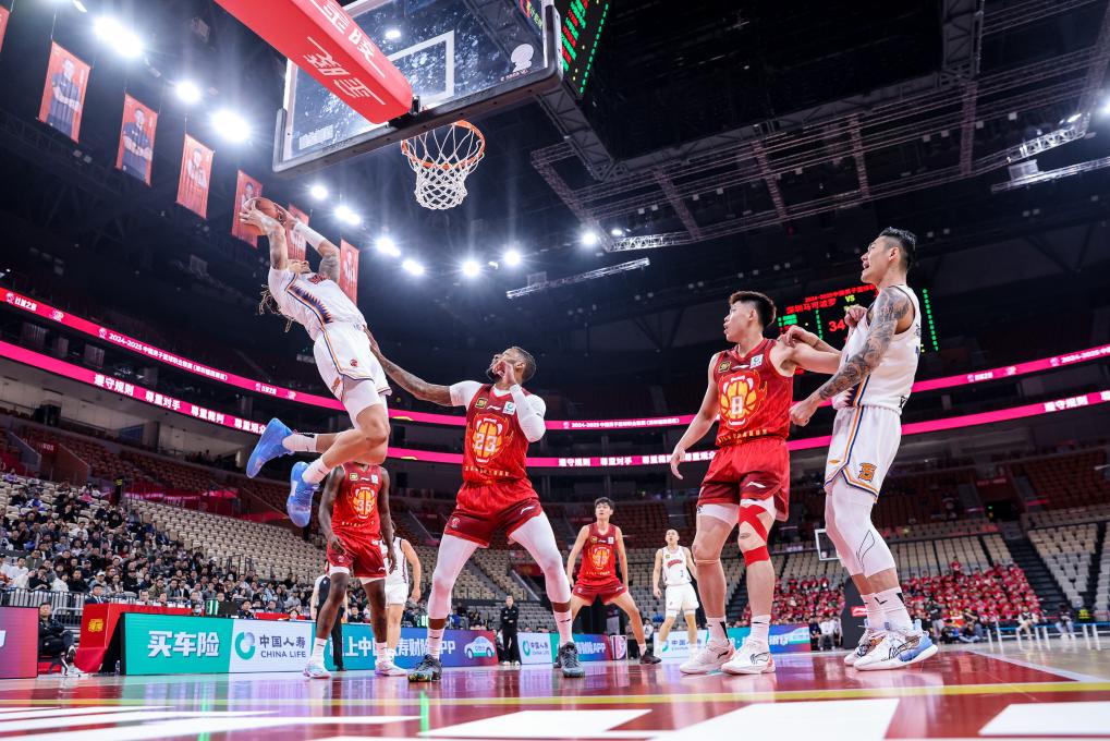 辽宁男篮火力全开,目标是击败上海队 辽宁男篮火力全开,目标是击败上海队