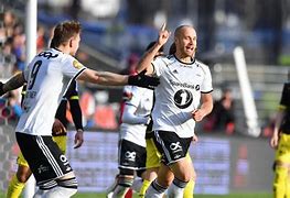 德信app-落魄不堪！达伦主教练调整错失，平分秋色