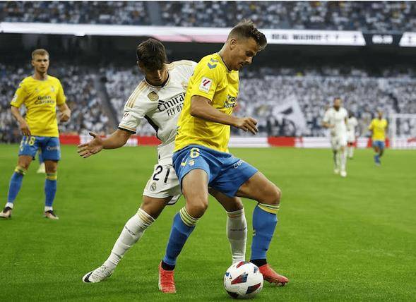 德信体育-比利亚雷亚尔主场大胜格拉纳达，领先积分榜