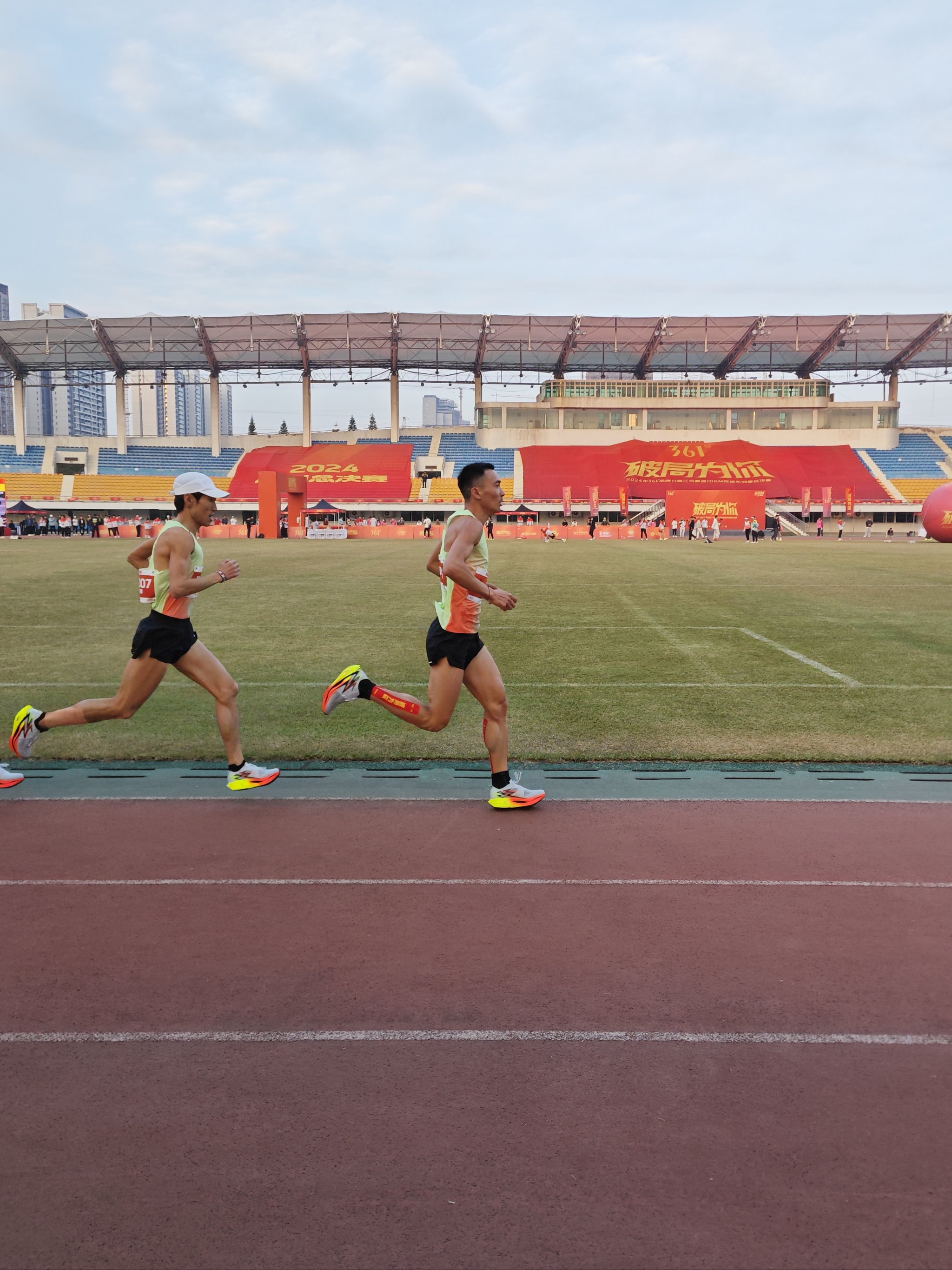 卓越的球技展现,球场激情涌动 卓越的球技展现,球场激情涌动