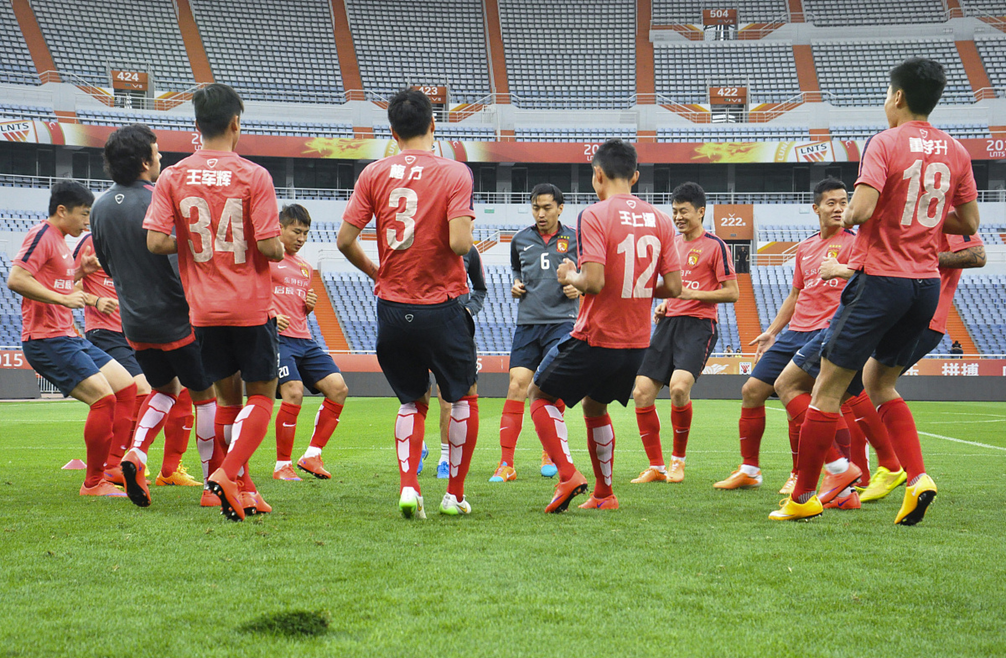 德信app-精彩比赛引发球迷热议,赛场气氛热烈