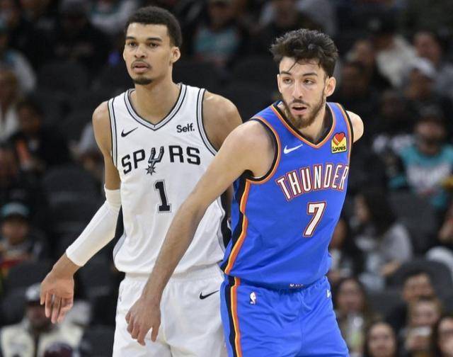 红蓝之争!两支顶级篮球队交锋,胜负悬念 红蓝之争!两支顶级篮球队交锋,胜负悬念