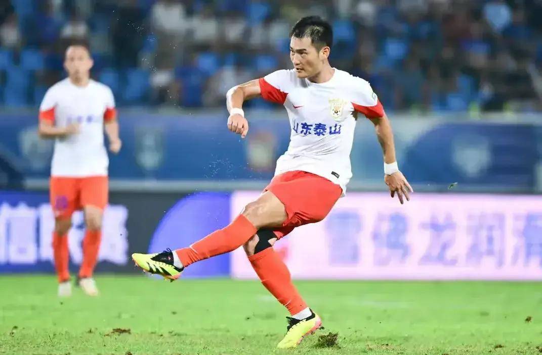 山东泰山主场战平大连实德，表现平稳