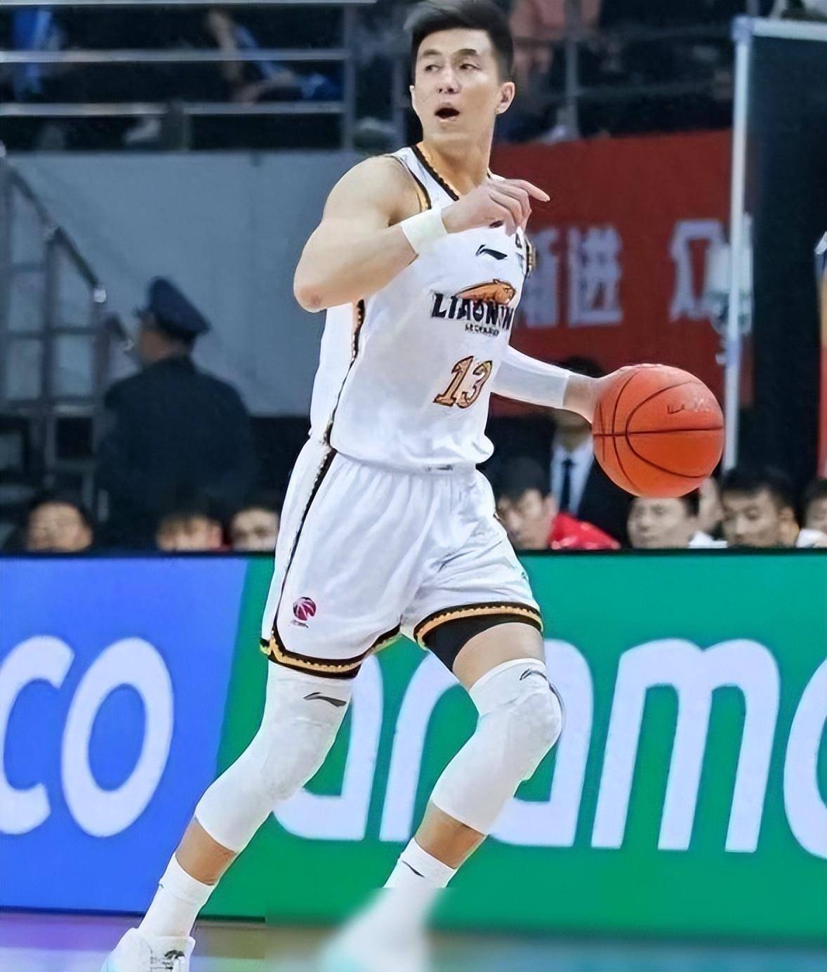 德信体育-赛场光芒四射,球员们为荣誉而奋斗拼搏