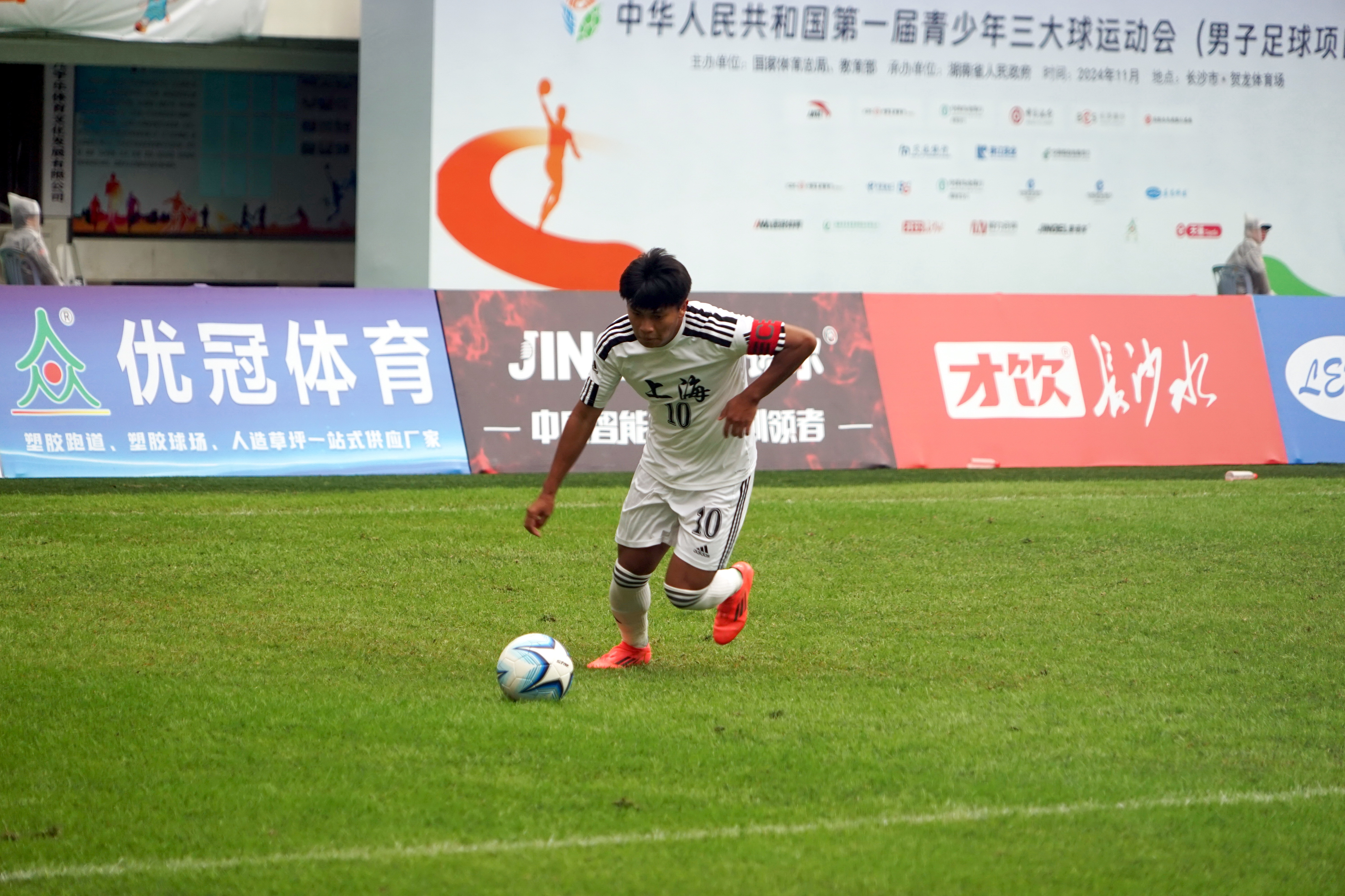 德信官网下载-上海队主力球员发挥出色,各项数据领跑