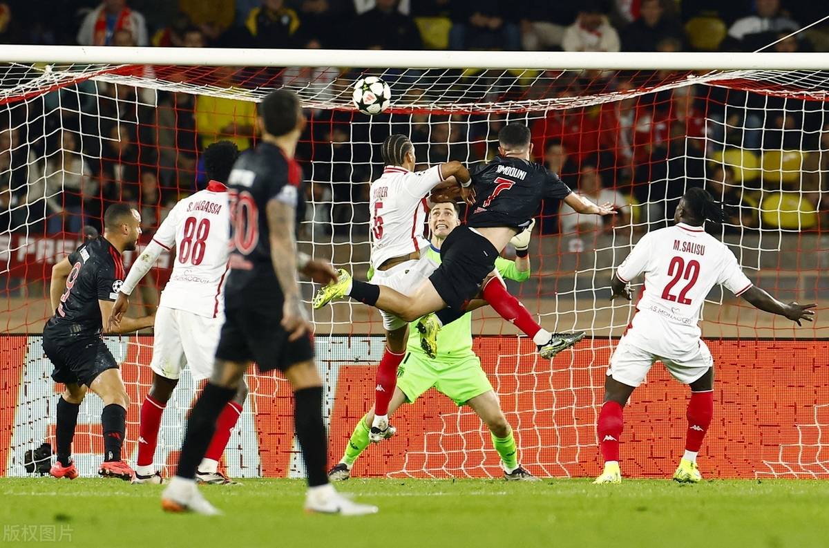 足球热门赛事开启,世界球迷热情追捧 足球热门赛事开启,世界球迷热情追捧